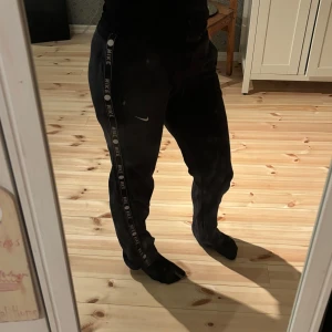 Nike joggingbyxor  - Supercoola Nike byxor med knappar på sidorna, lite för små för mig därför säljer jag dem. Bra skick. Lite noppriga på insidan men fortfarande bekväma! 