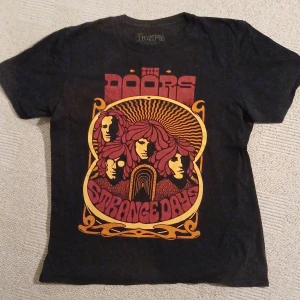 The Doors tröja - Snygg band merch i bra skick, med snyggt tryck av hög kvalitet. 