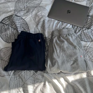 Två champion byxor (mörk blå & ljus grå - Säljer mina champion byxor!! Den blåa är i 176cm i barnstorlek men passar (XS-S) Den gråa är i storlek (M) 