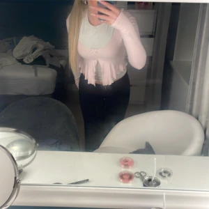 Rosa bolerotopp från Gina Tricot - Säljer en söt rosa bolerotopp från Gina Tricot. Toppen har långa ärmar och en fin spetsdetalj vid kanterna. Perfekt för att lägga till en touch av färg till din outfit.