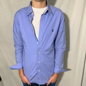 Ralph Lauren skjorta - Stilig Ralph Lauren skjorta i storlek S och har passformen slim fit.. Skjortan har deo fläckar i båda armhålorna men som knappast syns och det lite smutsig på insidan av kragen, annars är skjortan i utmärkt skick.  Skick 7,5/10. Hör gärna av er vid frågor!