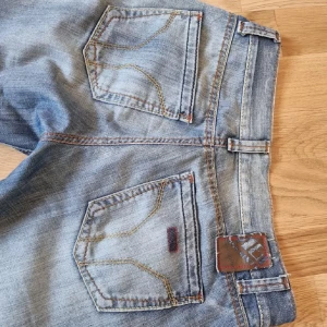 Ljusblåa jeans från miss sixty - Midjemått 38cm längd 77cm, finns ett lagat hål bredvid gylfen, dragkedjan är lite knepig men den går! (Därav priset!) storlek w25❤️