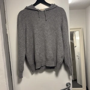 Grå kashmir hoodie  - Säljer en supermjuk och stilren grå hoodie från Sayless i 100% kashmir. Perfekt för alla årstider med sin bekväma passform och klassiska design. Den har en justerbar huva och ribbade muddar för extra komfort. Tveka inte med att ställa frågor!  Priset är inte hugget i sten!