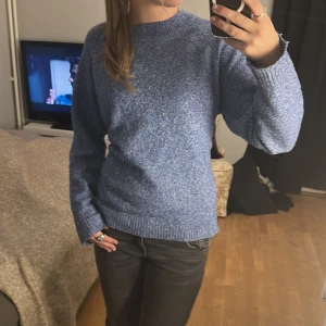 Blå stickad tröja - Säljer på grund av att den inte kommer till andvänding. Storlek L men mer som S som ni kan se på bilderna( instabox)