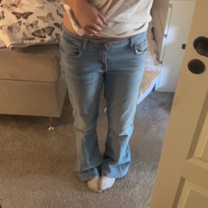 lågmidjade bootcut jeans  - snygga ljusblå lågmidjade bootcut zara jeans, små i storleken 💓