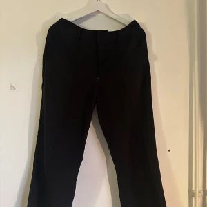 Svarta kostymbyxor - Svarta midwaist kostymbyxor med stråveck- Sally 