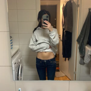 True Religion jeans Joey modellen - Säljer en mysig grå hoodie med en avslappnad passform. Perfekt för en chill dag hemma eller ute. Den har långa ärmar och en klassisk huva. Passar bra till jeans eller leggings.