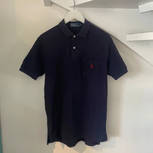 Ralph Lauren pike - En jättefin Ralph lauren pike i färgen mörkblå😊 tröjan är i jättefint skick och är som ny i butik🤩nypris 1700kr vårt pris 299kr