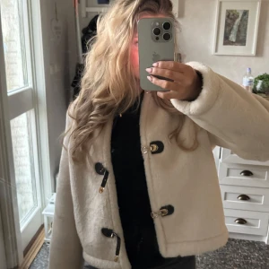 Vårjacka Zara  - Säljer denna vårjacka från Zara som är sååå fin🥰🥰🥰🥰 