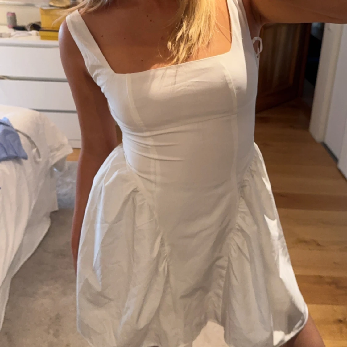 Vit klänning med rosett - 1