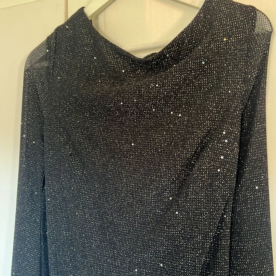 Svart glittrig klänning - 2