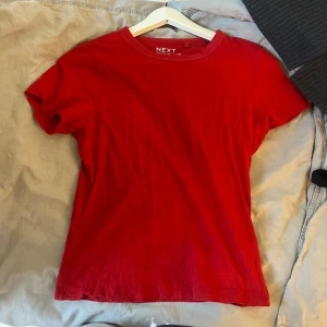 Röd T-shirt  - Så snygg och enkel t-shirt som har en såååååå snygg röd färg! SÅ FIN att ha nu till sommaren när man är lite brun, kul att piffa till med lite färg!😍