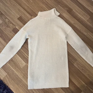 Vit turtleneck stickad - En vit stickad turtleneck. Den är i bra kvalité och lite tajt, perfekt till vintern!
