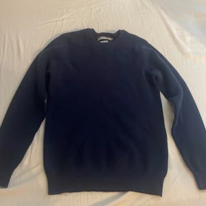 Mörkblå tröja från Gant - Säljer en stilren mörkblå tröja från Gant. Tröjan har en klassisk design med rund hals och långa ärmar. Perfekt för en avslappnad men ändå snygg look.