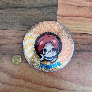 Akane Pin TBHK - Säljer då jag inte använder och brist på intresse. Oanvänd. En större pin med Akane från Toilet Bound Hanako Kun på. Glittrig/holo. Meddela mig vid intresse innan köp. Klicka INTE på köp nu! Köparen står själv för frakten.