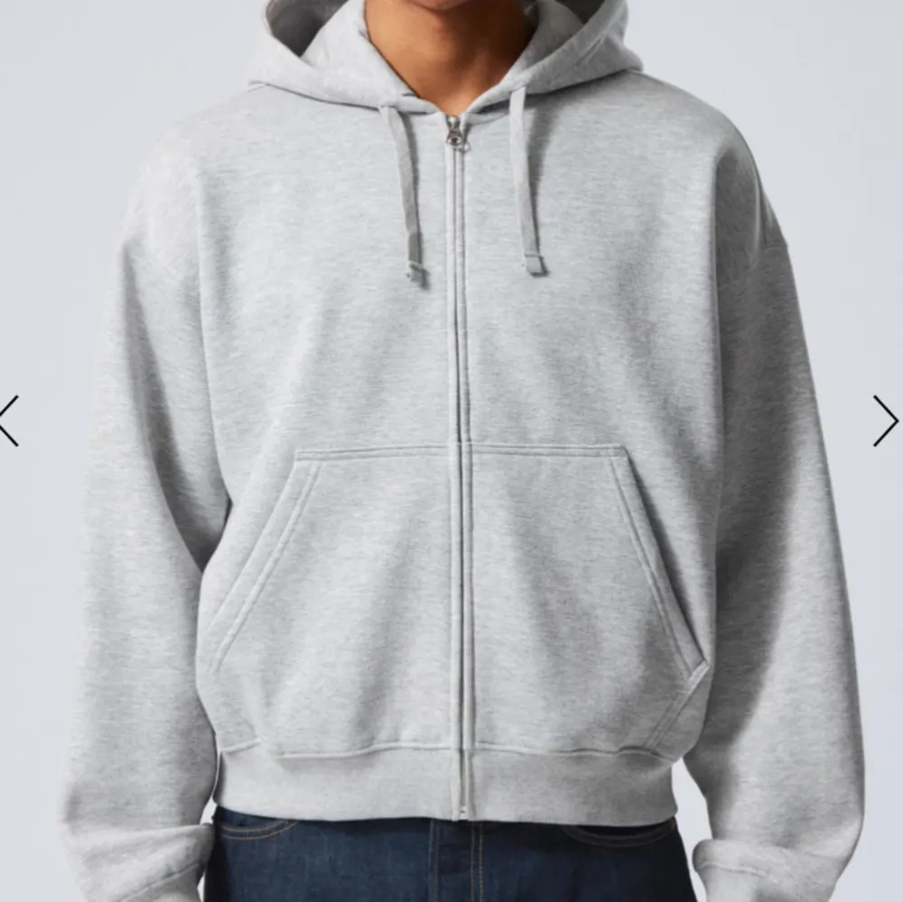 Samma modell som de första två bilderna, men färgen är gräddvit istället för grå. Bra skick. Storlek M.. Hupparit & Collegepaidat.