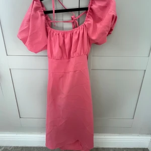 Rosa klänning med puffärmar - Super fin rosa klänning med puffiga kortärmar, knytningen i ryggen gör så att man kan justera så den sitter perfekt💞💞