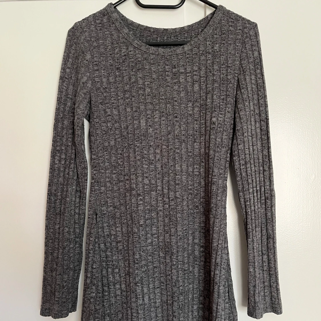 Grå tröja med slit på sidorna