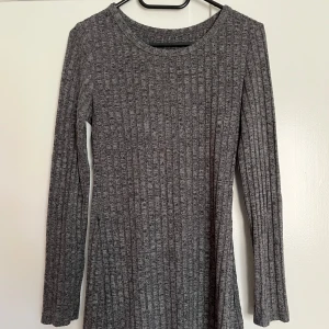 Grå tröja med slit på sidorna - Långärmad grå tröja med slit på sidorna från shein. Kommer ej till användning.