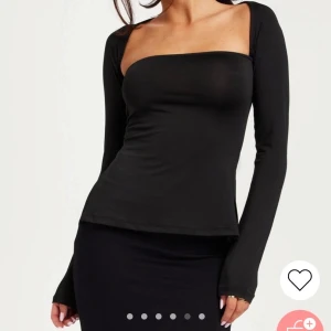 Svart långärmad tubtopp  - Snygg svart tubtopp med långa ärmar. Perfekt för en stilren look. Toppen har en tight passform och är tillverkad i ett mjukt material som sitter bekvämt mot kroppen.