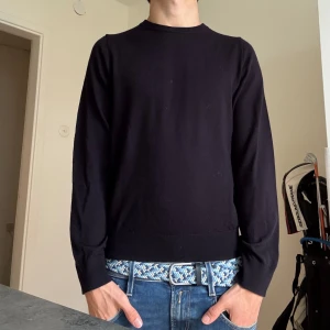 Svart långärmad tröja - Snygg svart långärmad tröja med enkel design. Perfekt för en stilren look. Passar bra till jeans eller chinos.