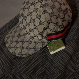 Gucci - Gucci keps, helt ny aldrig använd. Pris tag finns med. Skriv privat för flera bilder vid intresse (om man vill). 