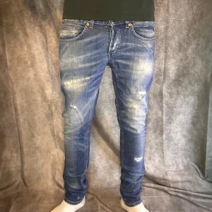 Dondup George slim fit jeans - Nyskick | Size 32 sitter som w 31/32 | Sitter slim fit | modell 180 65 kg | följsre får 100 kr rabbat