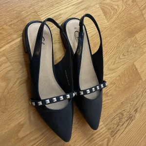 Ballerina skor - As snygga ballerina skor med nitar, passar bra till fest💕