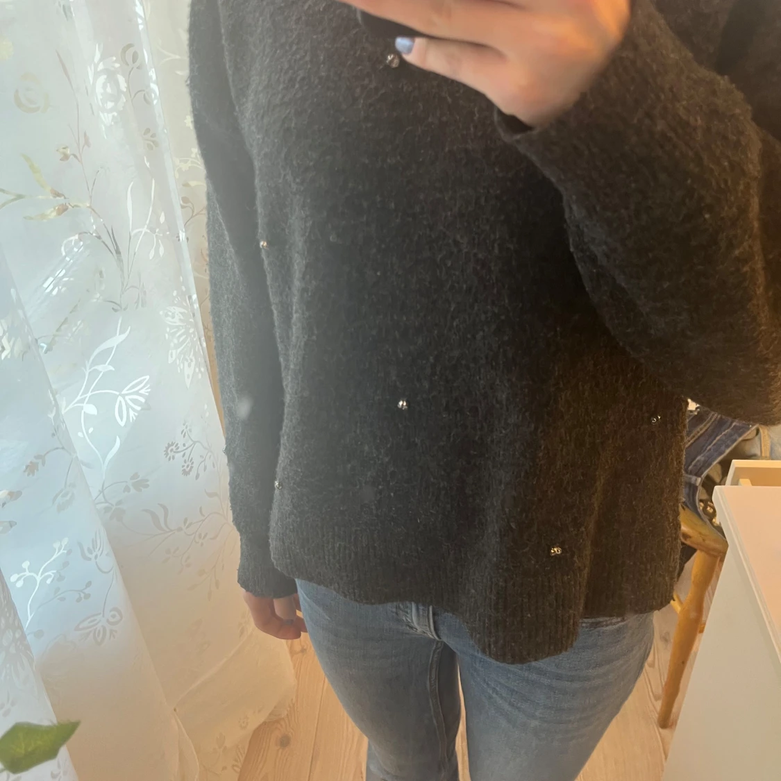 Mörkgrå tröja med pärlor från H&M - 1