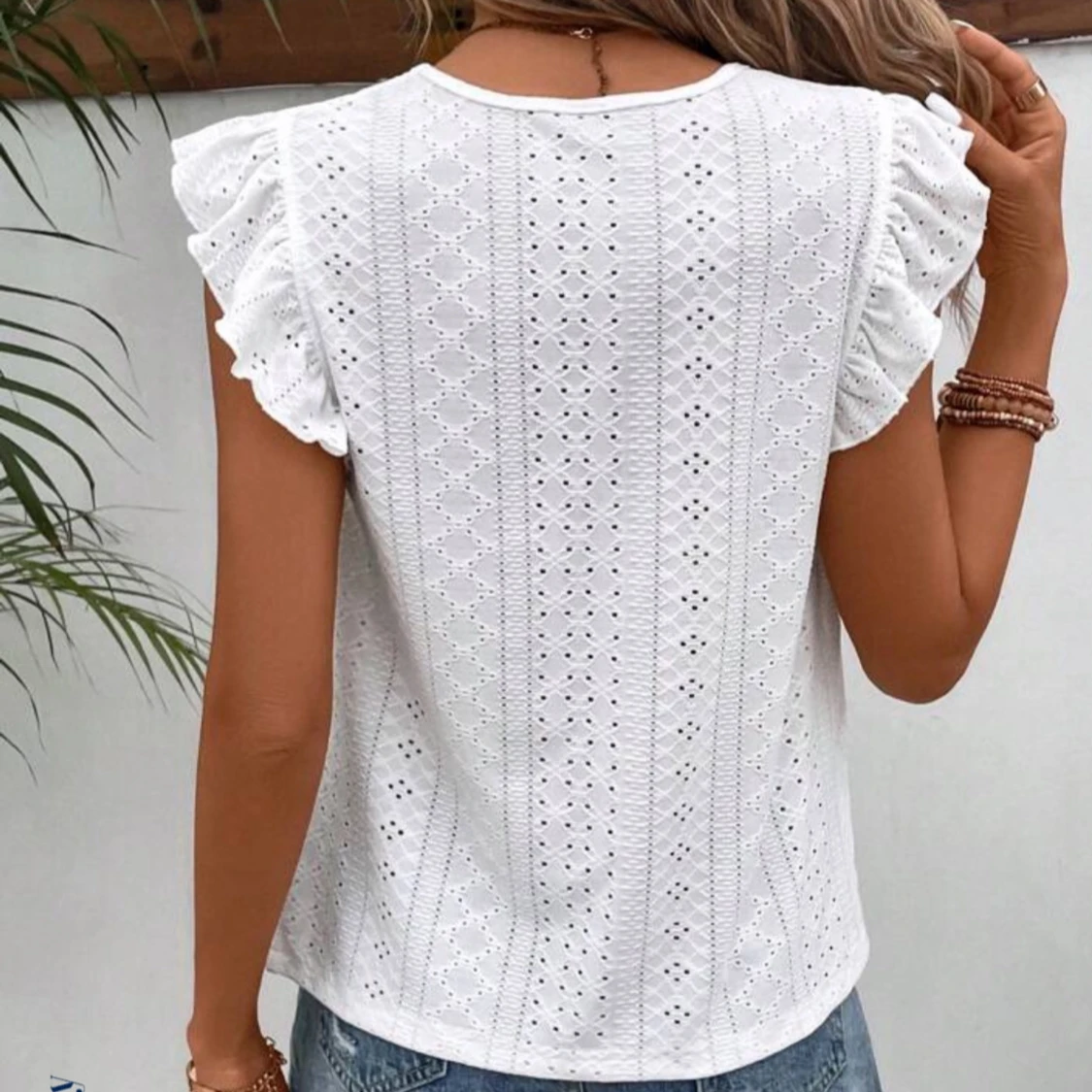 Vit blus med spetsdetaljer - 1