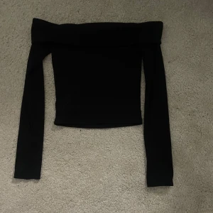 Svart offshoulder topp - Snygg svart offshoulder topp med långa ärmar. Den är ribbad. Perfekt för våren💕 öppen för prisförslag