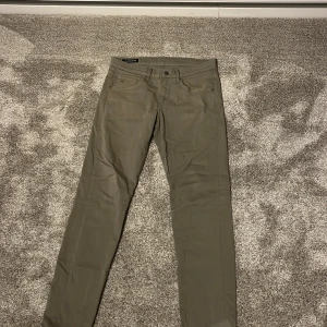 Beige byxor från J.Lindeberg - Snygga beige byxor från J.Lindeberg i en klassisk stil. De har en lite mer avslappnad passform och passar bra till de flesta stiler. Nypris ca 800-100, mitt pris:249.