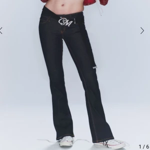 booty bei low waist bootcut jeans - Snygga mörkblåa bootcut jeans med coola sömmar. Jeansen är från cheap monday men köpta på weekday. Använd endast en handfull gånger, nyskick. Nypris är 399, storlek 29/34! Pris kan diskuteras