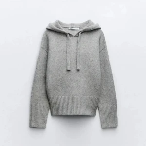 Grå hoodie från Zara - Mysig grå hoodie från Zara i mjukt material. Den har en klassisk design med dragsko i huvan och ribbade muddar vid ärmslut och nederkant. Perfekt för kyliga dagar.