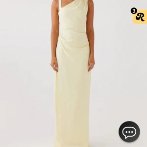 Balklänning - Super fin ljusgul balklänning/klänning från peppermayo. Helt oandvänd med prislapp. Den är i storlek 36, passar dock mig perfekt som brukar ha storlek 34, men materialet är elastiskt. Size guide finns iaf på sida 3💞Nypris: 1200kr. Säljer billigt då jag endast vill bli av med den! Skriv för fler frågor! 