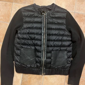 jätte najs cardigan jackaaa🙌🏽 - Säljer denna jätte najsiga jackan! Perfekt nu inför för sommaren, säljer den då den e lite kort för mig! Från masinmo dutti och köpte för 700kr på Vinted 🤗 därför kommer jag ej sänka pris 🫶🏼