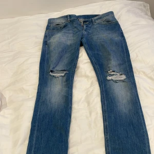 Dondup george  - Snygga blå skinny jeans från dondup med slitna detaljer på framsidan.använd få gånger i nyskick. Köpte på miinto tags finns kvar och orderbekräftelse