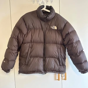 Vintage North Face 700 Jacka - *INTRESSEKOLL* En extremt sällsynt och eftertraktad brun North Face 700 jacka, inköpt från USA. Väldigt bra skick, en av extremt få som finns i Sverige. Lyssnar på bud!