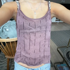 Gullig topp - Sött linne/topp med pärl detaljer och knappar i ryggen. Jätte bra skick då den inte kommit till användning. Extra knapp finns!!💘