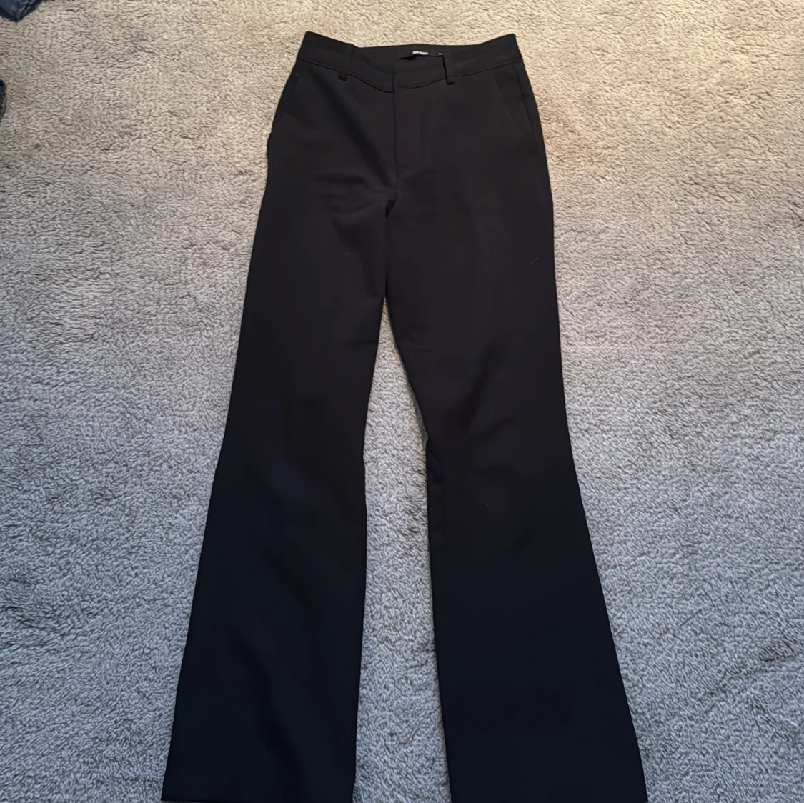 Svarta kostymbyxor från BikBok