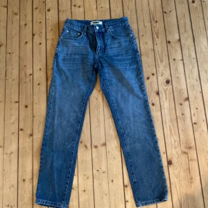 Blåa jeans från woodbird  - Nästan Helt nya använd 2 gånger inga skador ny pris 900kr säljer för att de är för små. Pris går att förhandla