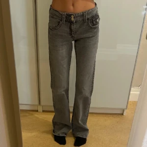 Flare Jeans - Säljer dessa fina jeans från Gina Young som jag tror inte säljs längre. De är i storlek 170 men passar mig som vanligtvis brukar ha 32-34 i jeans. De är i mycket bra skick💓💓