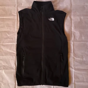 The North Face Fleeceväst  - Svart The North Face Fleeceväst i storlek XS men kan också passa S. Använd ett fåtal gånger så är som ny. Skriv för mer bilder och information, priset går såklart att diskutera 👍