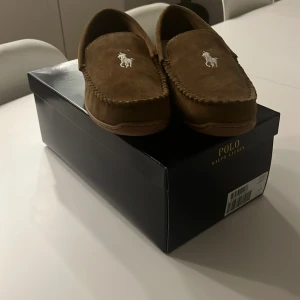 Beige loafers från Polo Ralph Lauren - Helt oanvända  polo Ralph lauren skor fick dom i jul klapp men kände att de inte va min stil 10/10 skick. Dom är sjukt sköna men som sakt inte riktigt min still fraktar samma dag. Ny pris 1300 🚚🚚