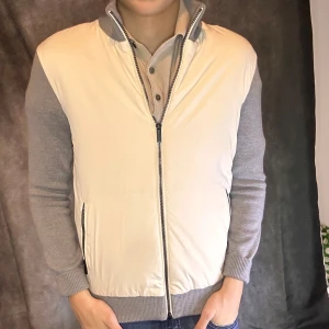 Boggi milano cardigan  - Mycket fint skick | Size S | modell 180 63 kg | Följare får 100 kr rabbat | fraktar spårbart inom 24 timmar med PostNord eller instabox |