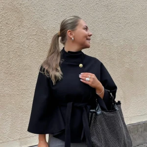 Missay poncho med knytband - Säljer min poncho. 