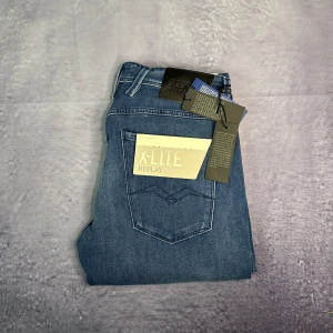 Helt nya replay anbass jeans - Helt nya replay anbass (slim fit). Storleken på jeansen är 32/32, men sitter som 31/32. Jeansen är helt nya direkt från leverans. Modellen på bilden är 186 cm 73kg.🙌