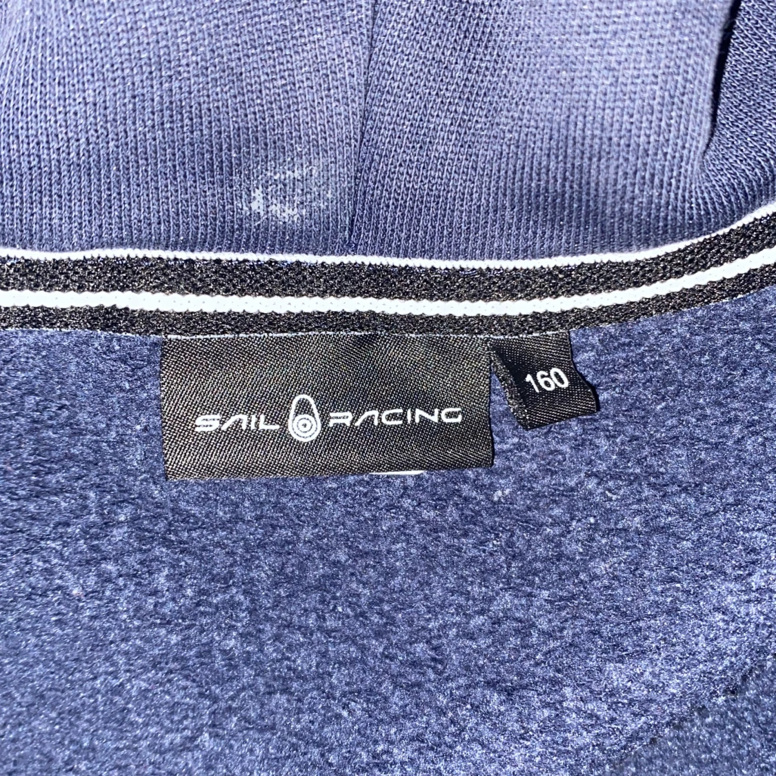 Mörkblå hoodie från Sail Racing - 1