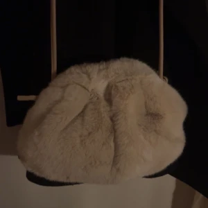 pälsväska - Så söt fluffig beige väska från Jackie💕  Den har axelrem så man kan ha den runt dig!