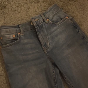 Lågmidjade bocout jeans - Snygga blå jeansbyxor med klassisk design och fem fickor. De har en rak passform och är perfekta för en avslappnad stil. Byxorna har en knapp och dragkedja framtill.